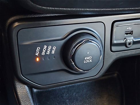 Used 2022 Jeep Renegade Latitude w/ Convenience Group image 17