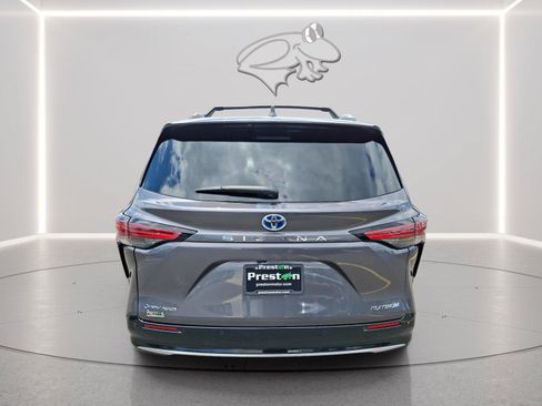 Used 2025 Toyota Sienna Platinum AWD/4WD image 4