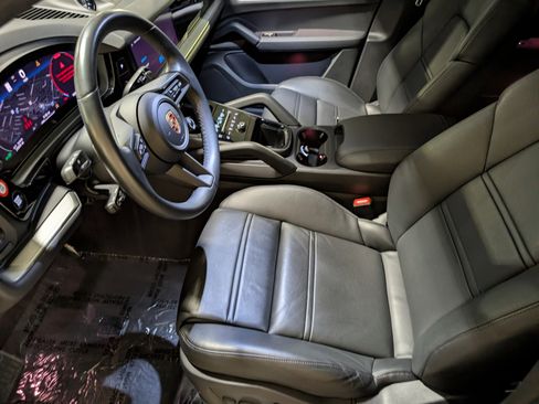 Certified 2024 Porsche Cayenne Coupe image 5