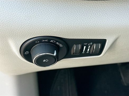 Used 2022 Jeep Compass Latitude image 11