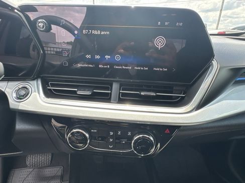 Used 2024 Chevrolet Trax LT FWD image 29