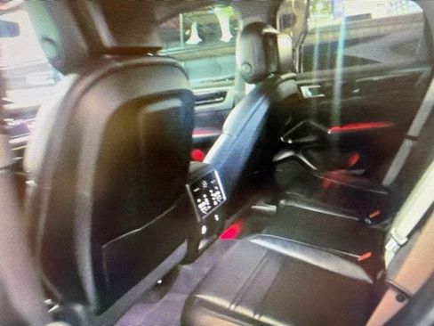 Used 2022 Porsche Cayenne Platinum Edition AWD/4WD image 6