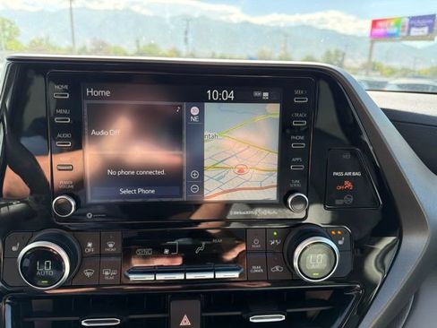Used 2022 Toyota Highlander XLE AWD/4WD image 12