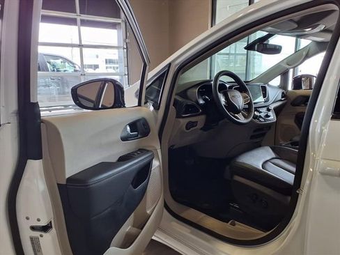 Used 2024 Chrysler Pacifica Touring-L image 14