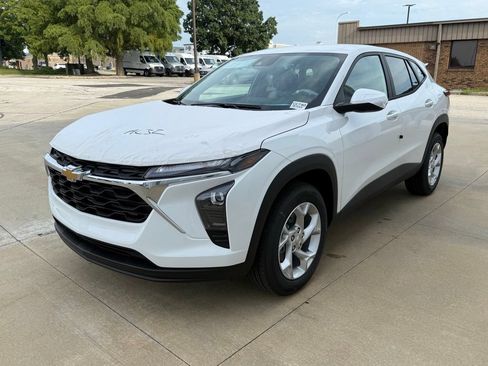 New 2026 Chevrolet Trax LS w/ LS Convenience Package FWD image 4