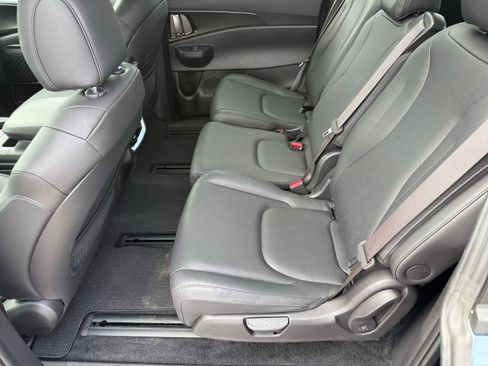 Used 2025 Kia Carnival SX w/ SX Dark Edition Package image 11