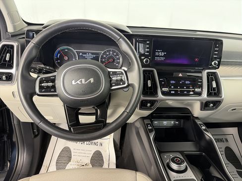 Used 2023 Kia Sorento EX AWD/4WD image 3