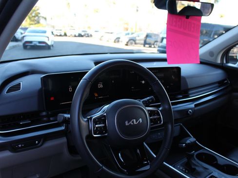 Certified 2025 Kia Carnival image 18