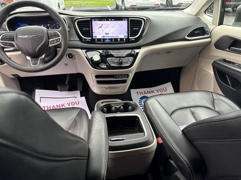 Used 2023 Chrysler Pacifica Touring-L FWD image 34