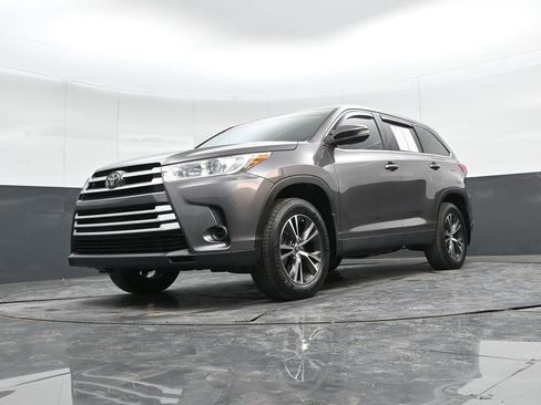 Used 2019 Toyota Highlander LE image 35