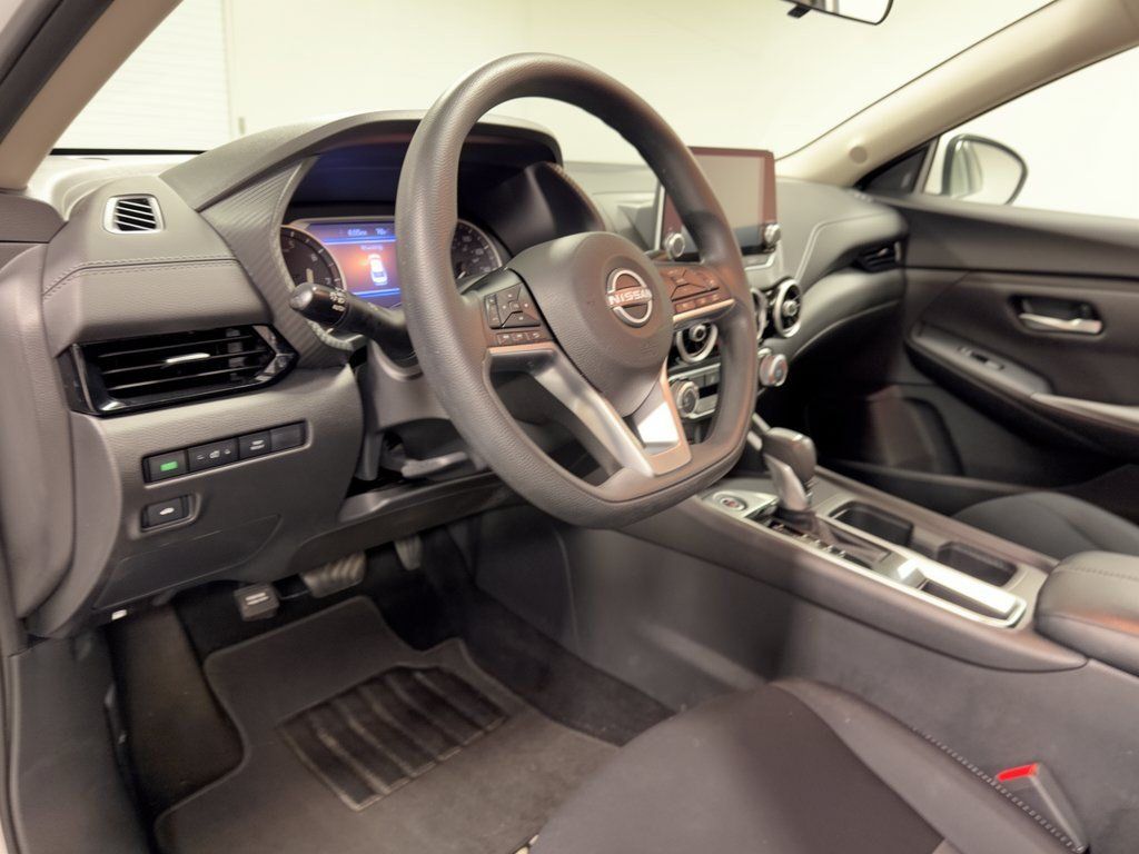 Used 2025 Nissan Sentra SV FWD image 4