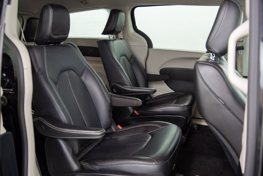 Used 2024 Chrysler Pacifica Limited FWD image 17