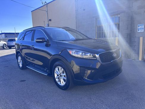 Used 2019 Kia Sorento LX w/ LX Convenience Package image 2