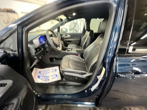 Used 2025 Chrysler Pacifica Limited FWD image 11