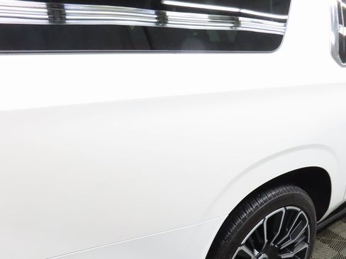 Used 2025 Chevrolet Suburban High Country image 33