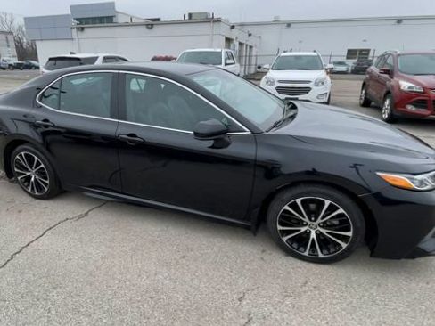 Used 2020 Toyota Camry SE FWD image 3
