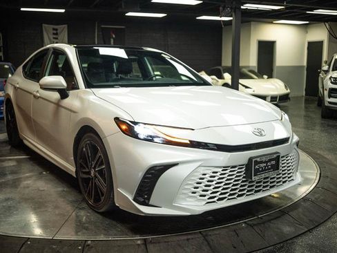 Used 2025 Toyota Camry XSE FWD image 5