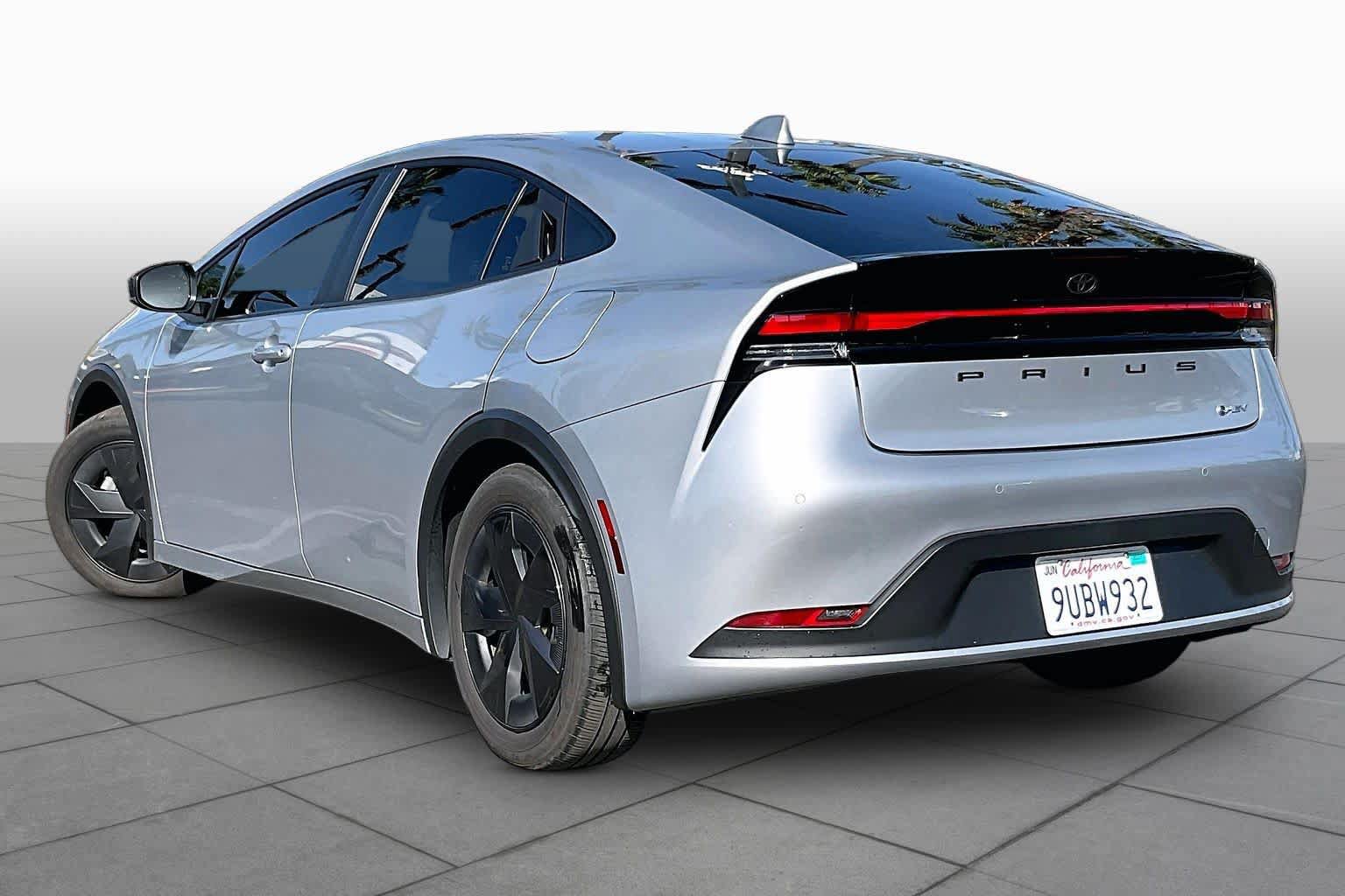 Certified 2025 Toyota Prius LE FWD image 11