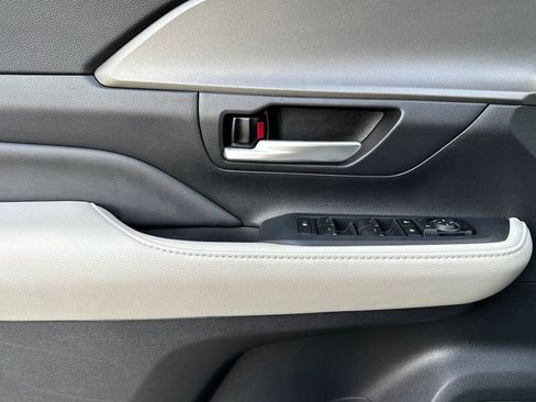 Used 2024 Toyota Grand Highlander XLE image 11