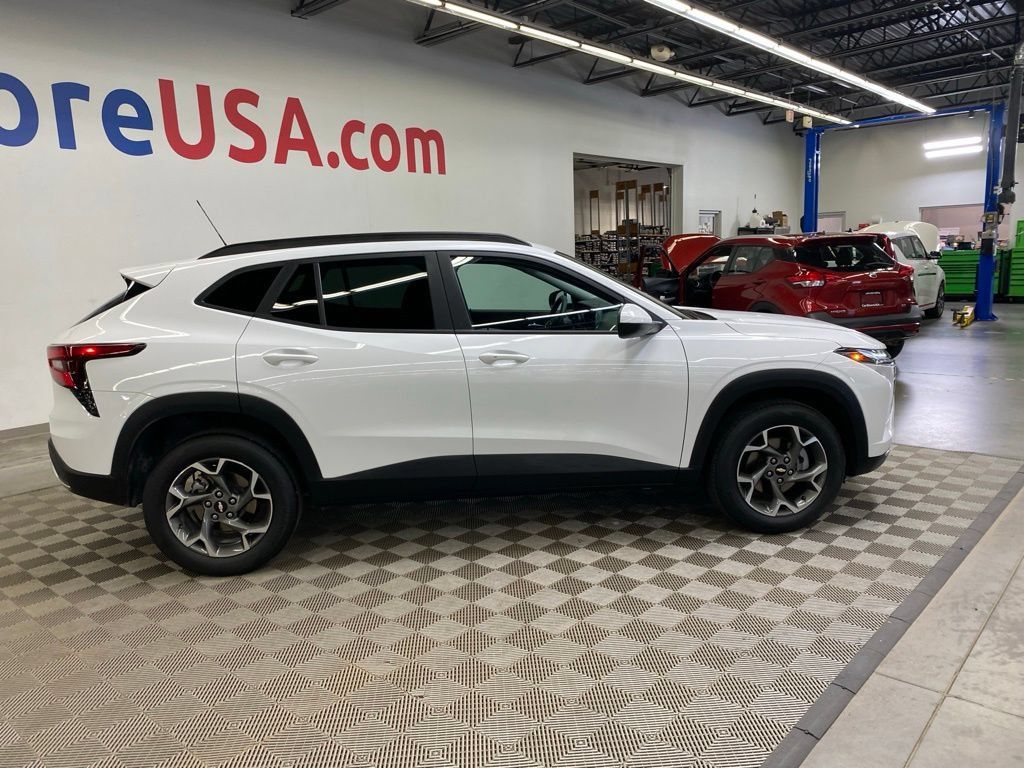 Used 2025 Chevrolet Trax LT w/ LT Convenience Package FWD image 9