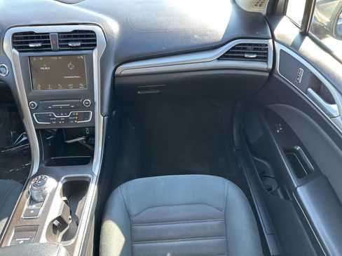 Used 2017 Ford Fusion SE w/ Fusion SE Technology Package image 32