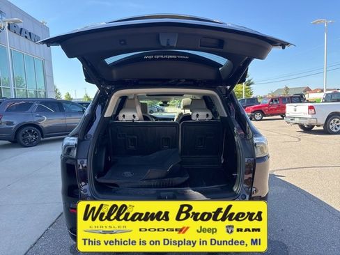 Used 2023 Buick Enclave Avenir w/ Avenir Technology Package image 8