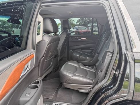 Used 2018 Cadillac Escalade Luxury RWD image 18