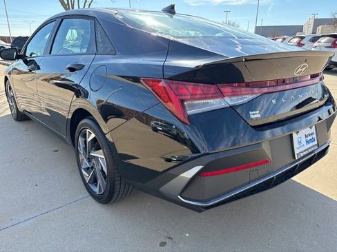 Used 2025 Hyundai Elantra SEL image 4