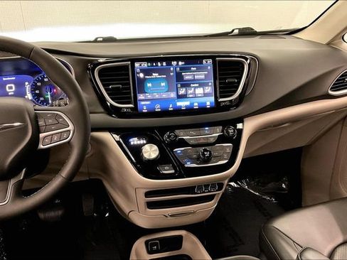 Used 2023 Chrysler Pacifica Touring-L FWD image 7