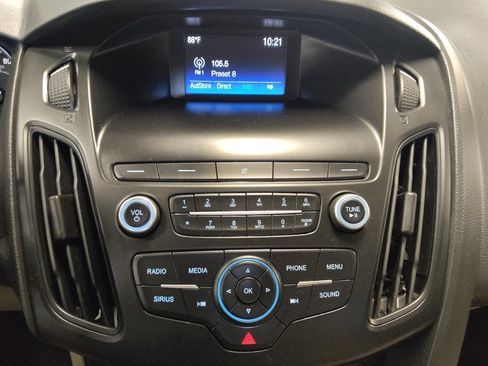 Used 2018 Ford Focus SE w/ Cold Weather Package FWD image 25