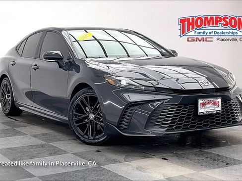 Used 2025 Toyota Camry SE image 1