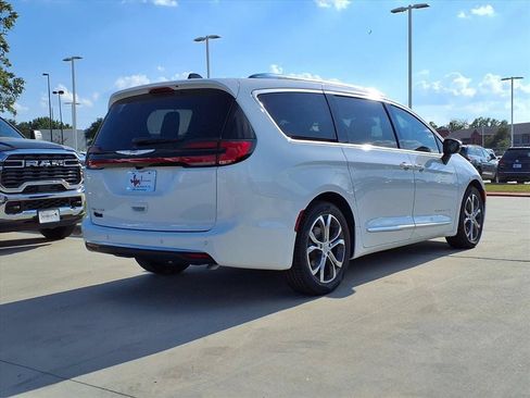 New 2026 Chrysler Pacifica Pinnacle FWD image 6