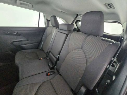 Used 2024 Toyota Highlander LE image 19