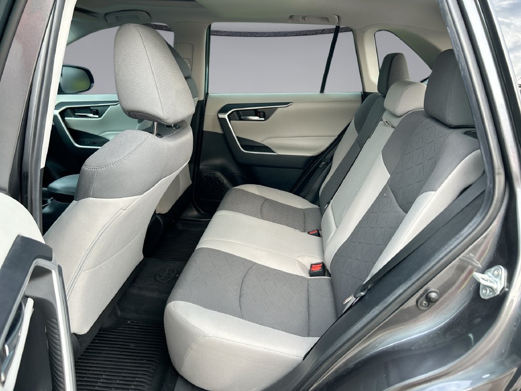 Used 2021 Toyota RAV4 XLE w/ Convenience Package FWD image 30