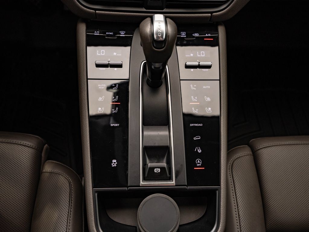 Used 2024 Porsche Macan AWD/4WD image 34