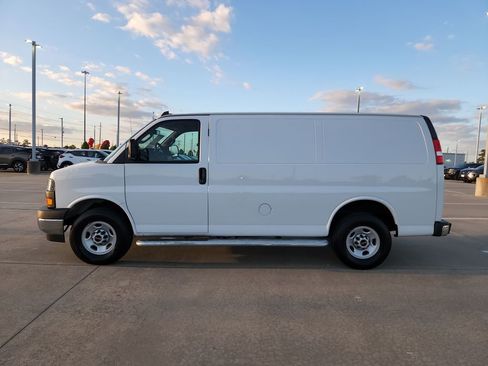 Used 2024 GMC Savana 2500 w/ Driver Convenience Package image 8