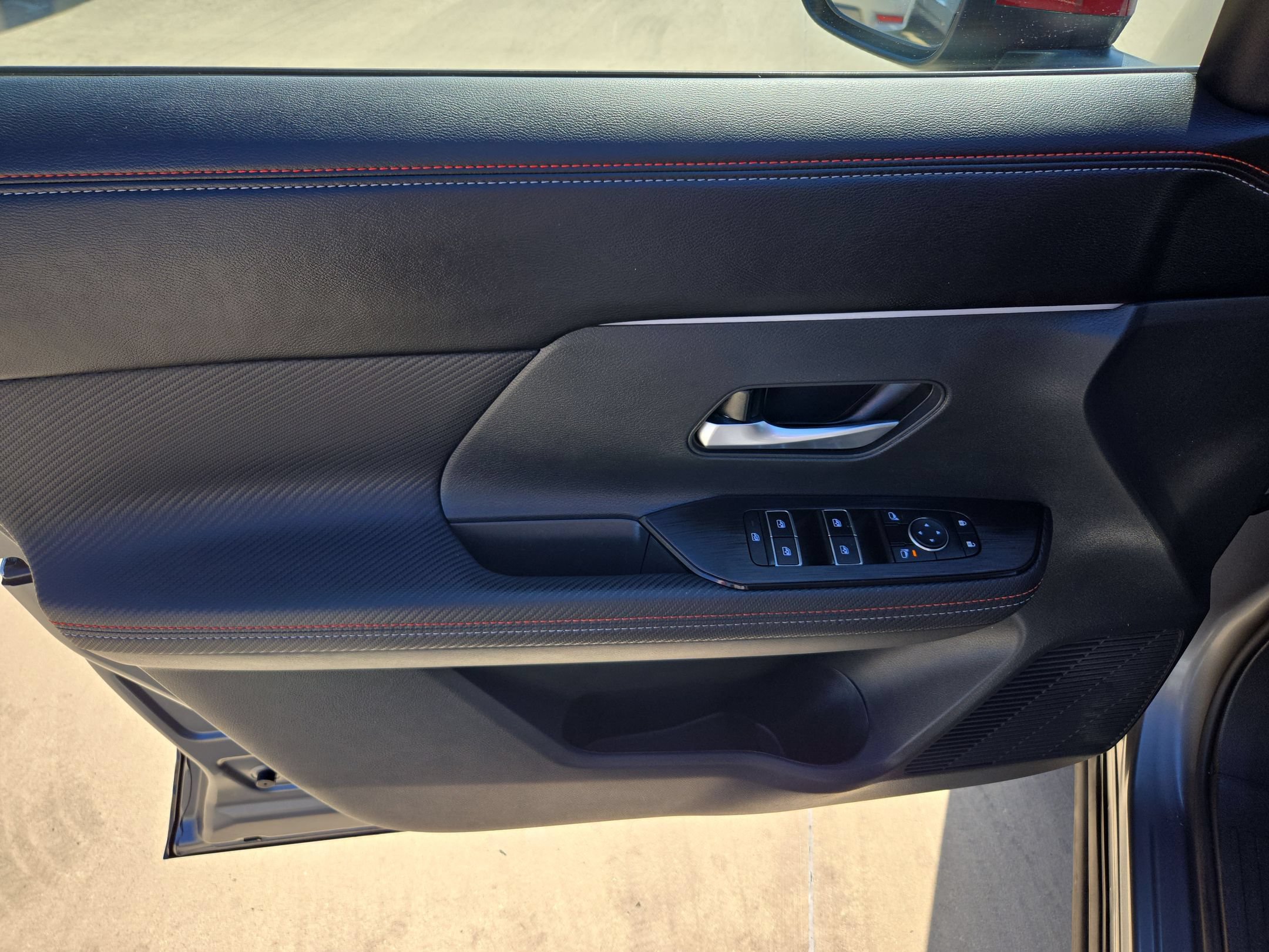 Certified 2025 Nissan Kicks SR FWD image 11