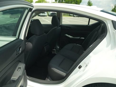 Used 2025 Nissan Altima 2.5 SV FWD image 15