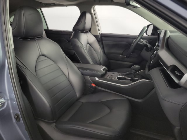 Used 2024 Toyota Highlander XLE FWD image 12