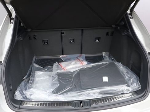 New 2026 Porsche Macan image 17