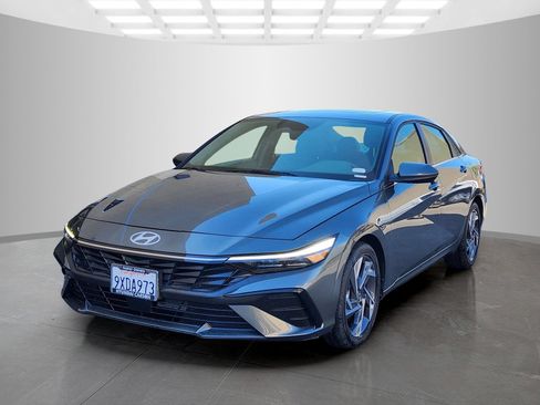 Used 2025 Hyundai Elantra SEL FWD image 3