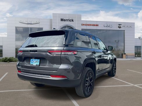 Used 2026 Jeep Grand Cherokee Altitude AWD/4WD image 6