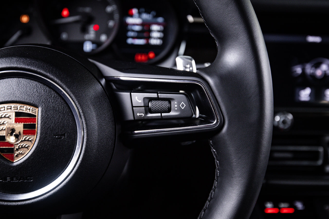 Certified 2025 Porsche Macan AWD/4WD image 16
