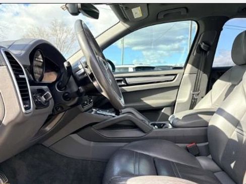 Used 2019 Porsche Cayenne S image 23