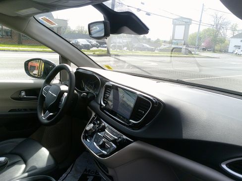 Used 2024 Chrysler Pacifica Touring-L FWD image 20