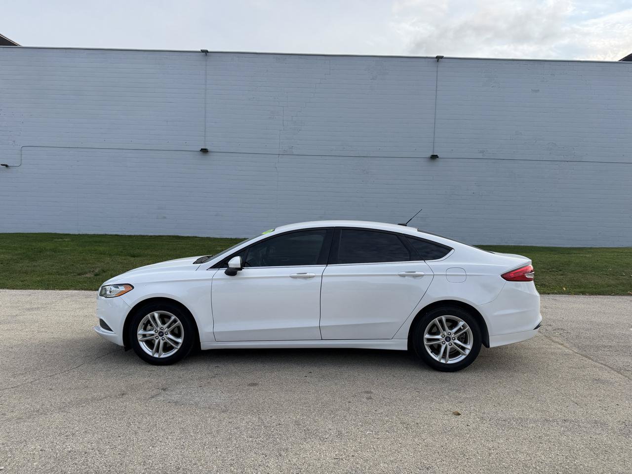 Used 2018 Ford Fusion SE w/ Fusion SE Technology Package FWD image 4