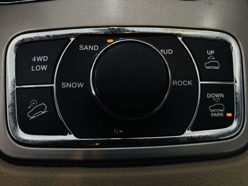 Used 2020 Jeep Grand Cherokee Overland AWD/4WD image 53
