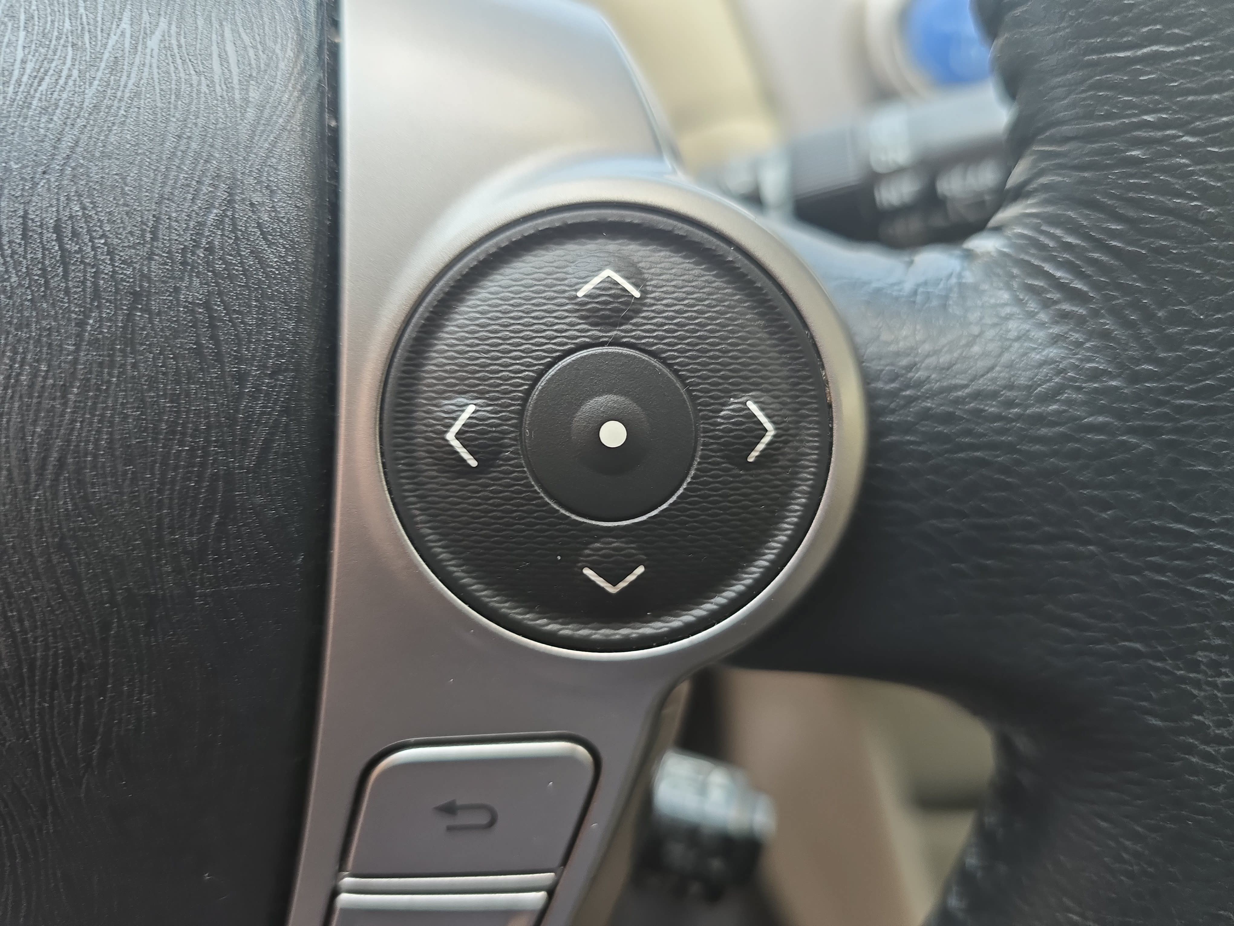 Used 2015 Toyota Prius V Five w/ Advanced Technology Package FWD image 17