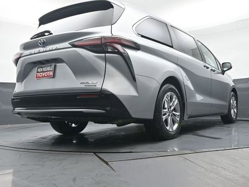 Certified 2023 Toyota Sienna Platinum image 35