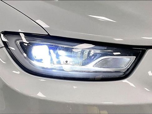 Used 2024 Chrysler Pacifica Touring-L image 32